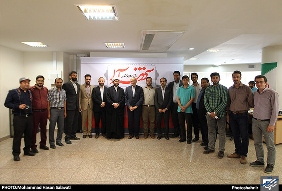 گزارش تصویری بازدید خانواده شهدای مدافع حرم و مسئولان استانی و شهری به مناسبت روز خبرنگار از تحریریه شهرآرا