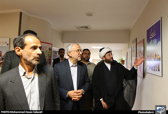 گزارش تصویری بازدید خانواده شهدای مدافع حرم و مسئولان استانی و شهری به مناسبت روز خبرنگار از تحریریه شهرآرا