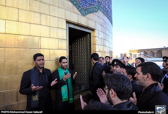گزارش تصویری | آیین تعویض پرچم حرم رضوی همزمان با آغاز ماه محرم | عکاس : محمد حسن صلواتی /شهرآرا