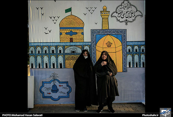 عکس یادگاری زائران اربعین با حرم و بارگاه در موکب امام رضا(ع)