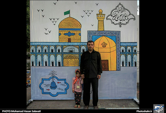 عکس یادگاری زائران اربعین با حرم و بارگاه در موکب امام رضا(ع)