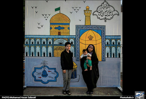 عکس یادگاری زائران اربعین با حرم و بارگاه در موکب امام رضا(ع)