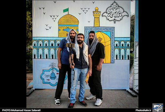 عکس یادگاری زائران اربعین با حرم و بارگاه در موکب امام رضا(ع)