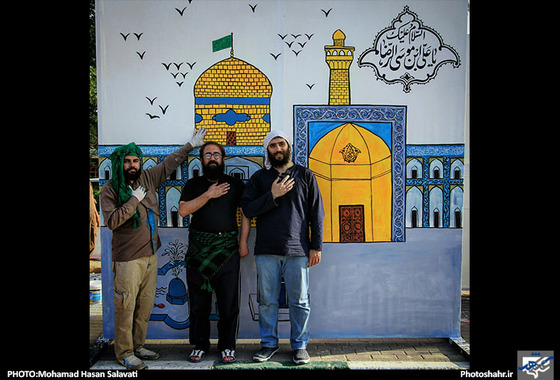 عکس یادگاری زائران اربعین با حرم و بارگاه در موکب امام رضا(ع)