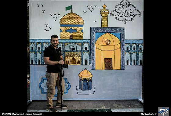 عکس یادگاری زائران اربعین با حرم و بارگاه در موکب امام رضا(ع)