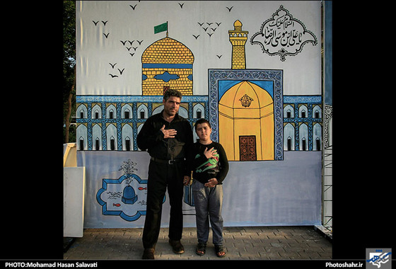 عکس یادگاری زائران اربعین با حرم و بارگاه در موکب امام رضا(ع)