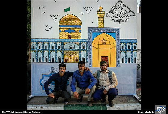 عکس یادگاری زائران اربعین با حرم و بارگاه در موکب امام رضا(ع)