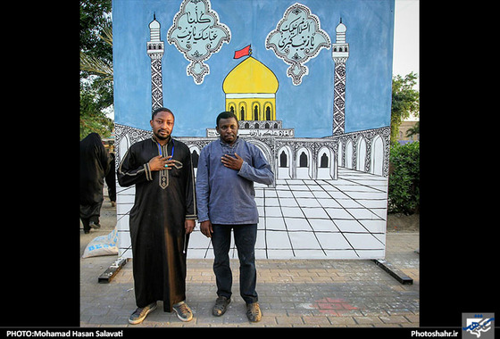 عکس یادگاری زائران اربعین با حرم و بارگاه در موکب امام رضا(ع)