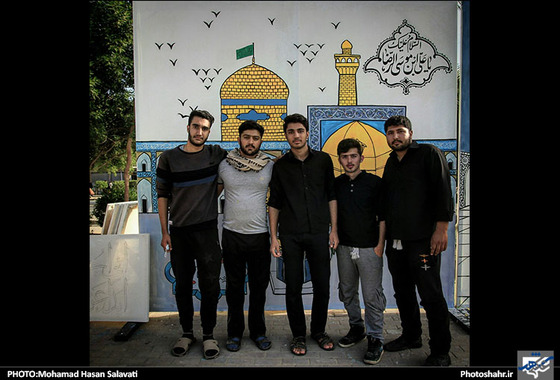 عکس یادگاری زائران اربعین با حرم و بارگاه در موکب امام رضا(ع)