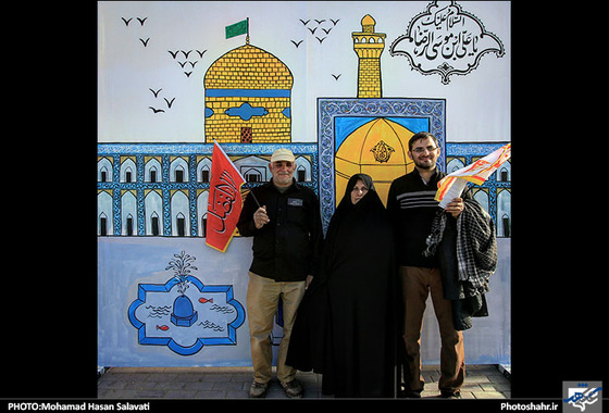 عکس یادگاری زائران اربعین با حرم و بارگاه در موکب امام رضا(ع)