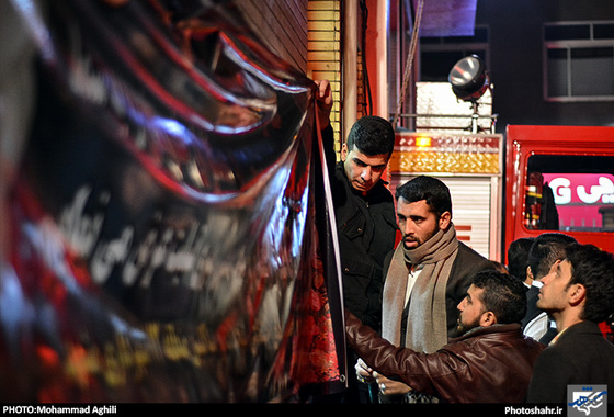 گزارش تصویری | ادای احترام مردم مشهد به شهدای آتش نشان حادثه پلاسکو تهران | عکاس : محمد عقیلی/ شهرآرا 