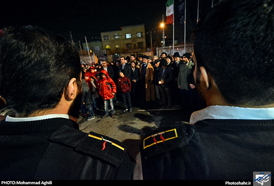 گزارش تصویری | ادای احترام مردم مشهد به شهدای آتش نشان حادثه پلاسکو تهران | عکاس : محمد عقیلی/ شهرآرا 