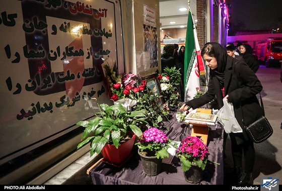 گزارش تصویری | ادای احترام مردم مشهد به شهدای آتش نشان حادثه پلاسکو تهران | عکاس : علی عبداللهی / شهرآرا 