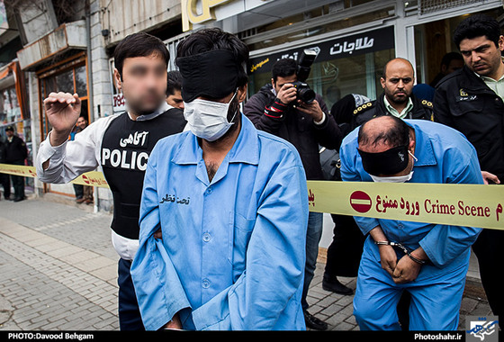 گزارش تصویری | بازسازی صحنه سرقت از طلا فروشی در مشهد | عکاس : داود بهگام /شهرآرا