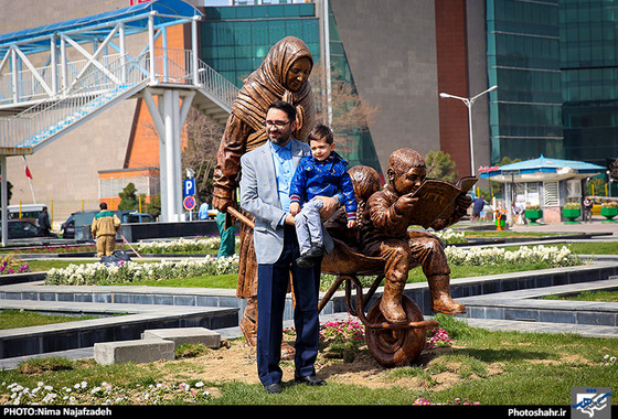 گزارش تصویری | گل آرایی و نصب المانهای گل در سطح شهر مشهد | عکاس : نیما نجف زاده /شهرآرا