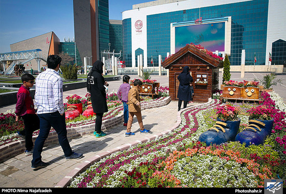 گزارش تصویری | گل آرایی و نصب المانهای گل در سطح شهر مشهد | عکاس : نیما نجف زاده /شهرآرا