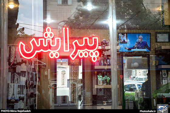 گزارش تصویری | واکنش مردم به مناظره نامزدهای ریاست جمهوری در مشهد | عکاس : نیما نجف زاده /شهرآرا
