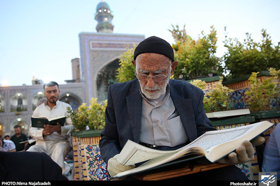 جزء خوانی قرآن کریم در حرم مطهر رضوی