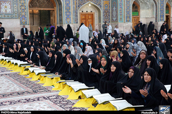 جزء خوانی قرآن کریم در حرم مطهر رضوی
