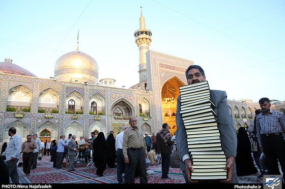 جزء خوانی قرآن کریم در حرم مطهر رضوی