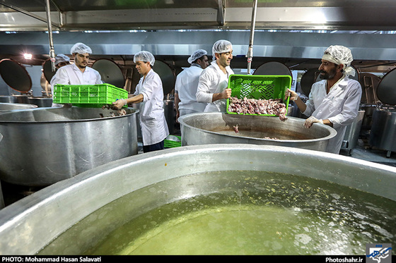 گزارش تصویری : تهیه و آماده سازی غذای متبرک در مهمانسرای امام رضا (ع) /  عکاس : محمد حسن صلواتی / شهرارا