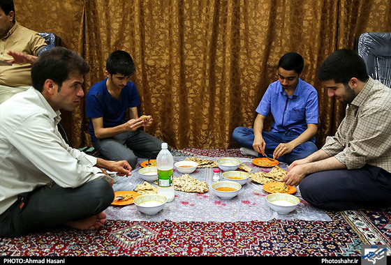 گزارش تصویری  | سفره های ساده افطار /  عکاس: احمد حسنی /شهرآرا
