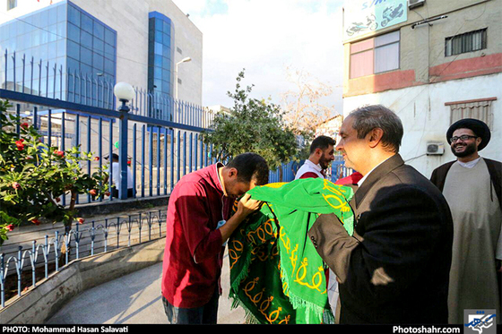 گزارش تصویری عیادت خادمان حرم رضوی از مجروحان حزب الله لبنان در بیروت. عکس : محمدحسن صلواتی/ شهرآرا