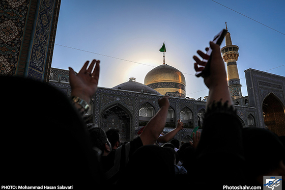 گزارش تصویری| مراسم تعویض پرچم گنبد حرم رضوی بمناسبت آغاز ماه محرم / عکس: محمد حسن صلواتی  / شهرارا
