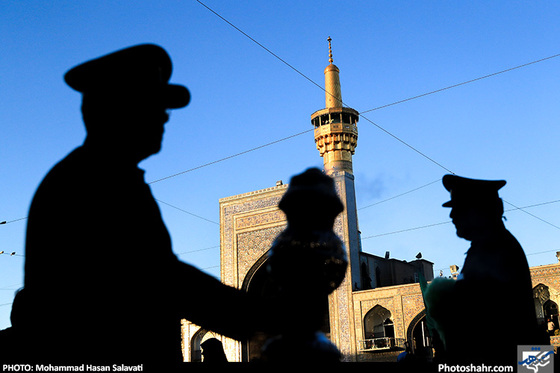 گزارش تصویری| مراسم تعویض پرچم گنبد حرم رضوی بمناسبت آغاز ماه محرم / عکس: محمد حسن صلواتی  / شهرارا