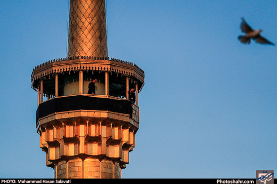 گزارش تصویری| مراسم تعویض پرچم گنبد حرم رضوی بمناسبت آغاز ماه محرم / عکس: محمد حسن صلواتی  / شهرارا