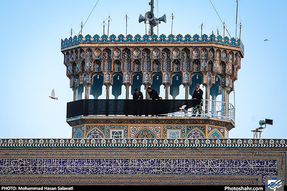 گزارش تصویری| مراسم تعویض پرچم گنبد حرم رضوی بمناسبت آغاز ماه محرم / عکس: محمد حسن صلواتی  / شهرارا