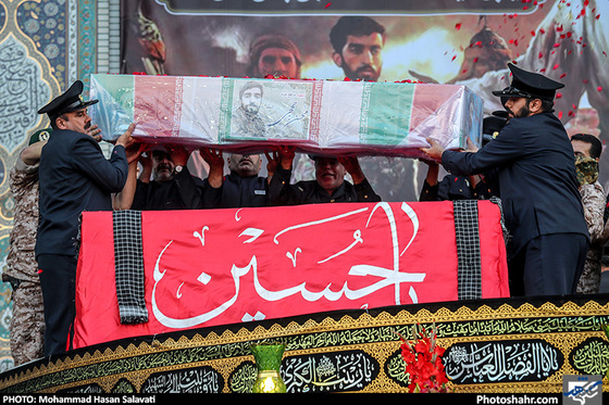 گزارش تصویری | مراسم وداع با پیکر شهید محسن حججی در حرم مطهر رضوی | عکس :محمد حسن صلواتی /شهرآرا