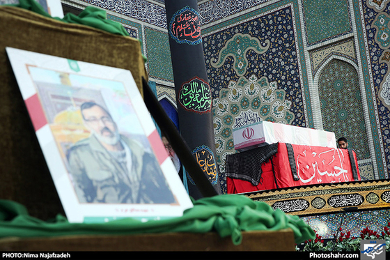 گزارش تصویری | مراسم وداع با پیکر شهید محسن حججی در حرم مطهر رضوی | عکس: نیما نجف زاده /شهرآرا