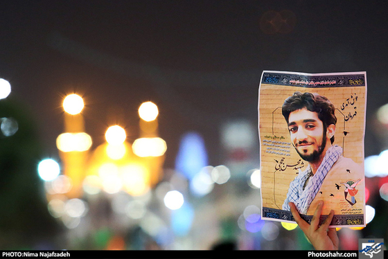 گزارش تصویری | مراسم وداع با پیکر شهید محسن حججی در حرم مطهر رضوی | عکس: نیما نجف زاده /شهرآرا
