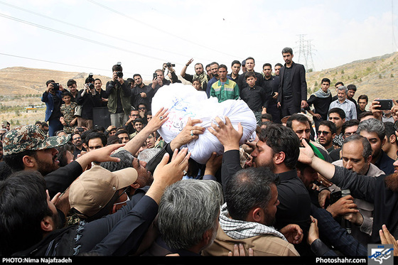 گزارش تصویری | تشییع و تدفین پیکر شهید مدافع حرم محمد اسدی در پارک خورشید مشهد | عکس : نیما نجف زاده /شهرآرا
