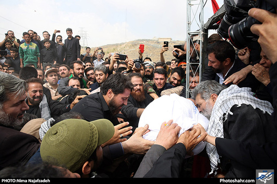 گزارش تصویری | تشییع و تدفین پیکر شهید مدافع حرم محمد اسدی در پارک خورشید مشهد | عکس : نیما نجف زاده /شهرآرا