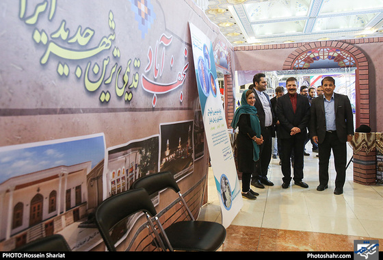 بازدید امیرشهلا ومسعود ریاضی عضوشورای شهر از نمایشگاه مطبوعات / عکس شهرآرا