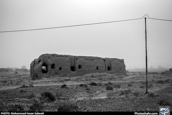 خانه های کاهگلی که روایت گر روستاهای ویران شده و خالی از سکنه بخش صالح آباد است. ساکنان این خانه ها حالا در حاشیه شهر مشهد زندگی می کنند.