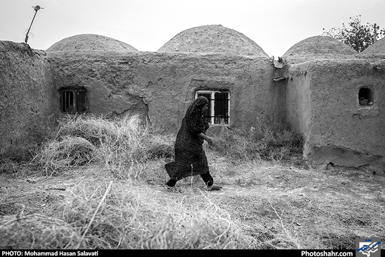  نمایی از خانه های کاهگلی روستای کلاته صمد در بخش صالح آباد که به دلیل خشک شدن قنات و عدم امکان حفر چاه در این روستا، مردم آن به مشهد و سایر شهر
