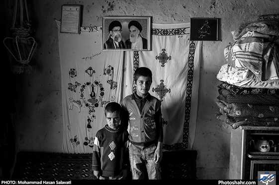  «مهدی» و «ابولفضل» فرزندان یکی از خانواده های روستای «ابراهیم بای»که تحت پوشش کمیته امداد میباشند؛25 درصدجمعیت بخش صالح آبادتحت پوشش کمیته 