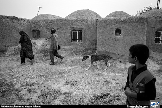 خانه روستایی یکی از اهالی روستای «ابراهیم بای» که در حال فرو ریختن است و به آن ها قول هایی برای نوسازی خانه داده اند.