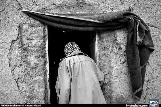 روستای «ابراهیم بای»؛ یکی از پیرمردان روستا که به تنهایی زندگی می کند و فرزندان او به مشهد مهاجرت کرده اند.