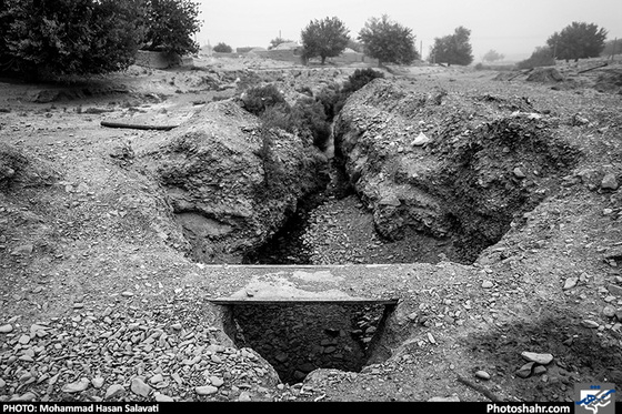 مظهر قنات روستای «کلاته باغی» که بوسیله بیل مکانیکی تا حدی تعمیر شده است؛ روستاییان توقع دارند دستگاه های دولتی هزینه چند صد میلیونی تعمیر ک