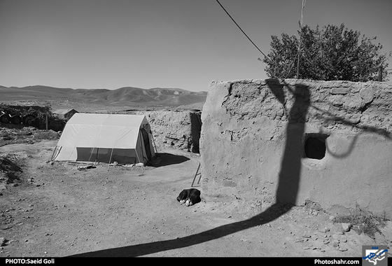 زندگی زیر سایۀ سنگین "چادر" / عکس: سعید گلی / شهرآرا