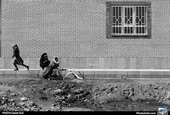 زندگی زیر سایۀ سنگین "چادر" / عکس: سعید گلی / شهرآرا