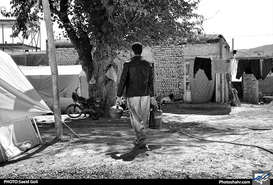 زندگی زیر سایۀ سنگین "چادر" / عکس: سعید گلی / شهرآرا