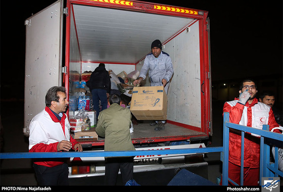 جمع‌آوری کمک‌های مردمی برای آسیب‌دیدگان زلزله غرب کشور / عکس: نیما نجف زاده / شهرآرا