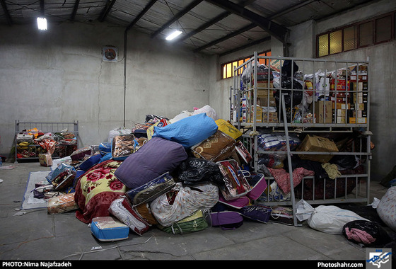 جمع‌آوری کمک‌های مردمی برای آسیب‌دیدگان زلزله غرب کشور / عکس: نیما نجف زاده / شهرآرا