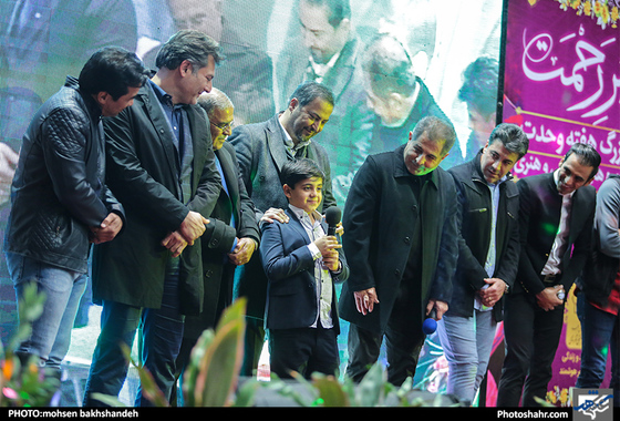 مراسم مزایده پیراهن هادی نوروزی به نفع زلزله زدگان غرب کشور / عکس:محسن بخشنده / شهرآرا