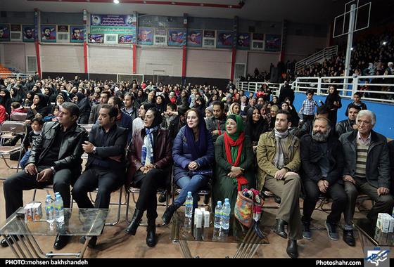 مراسم مزایده پیراهن هادی نوروزی به نفع زلزله زدگان غرب کشور / عکس:محسن بخشنده / شهرآرا